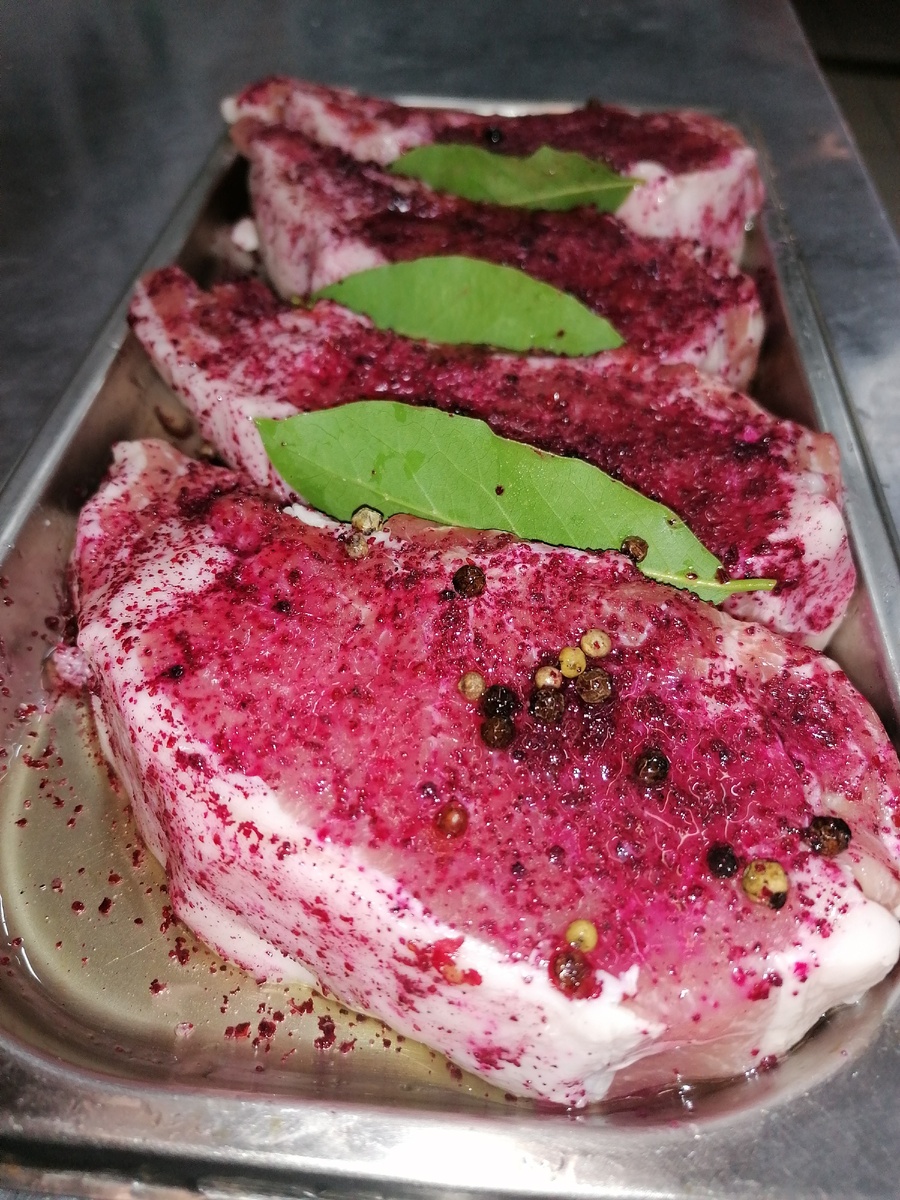 Посмотрите какой красивый цвет дал нам сумах.