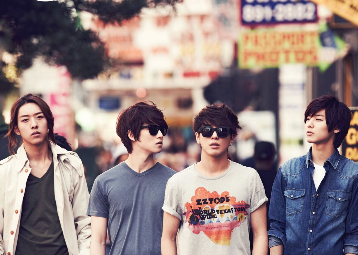 CNblue Фото взято с сайта https://www.wallpaperup.com/510797/CNBLUE_rock_pop_kpop_alternative_k-pop_blue.html