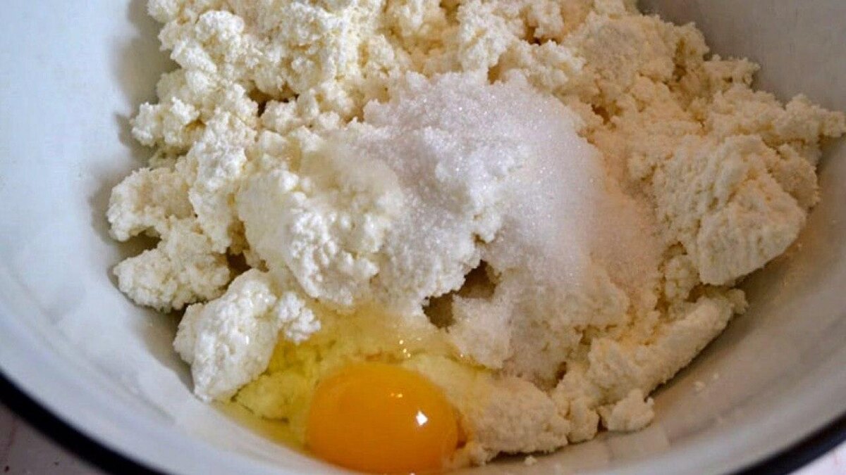 Взбиваем творог и яйцо