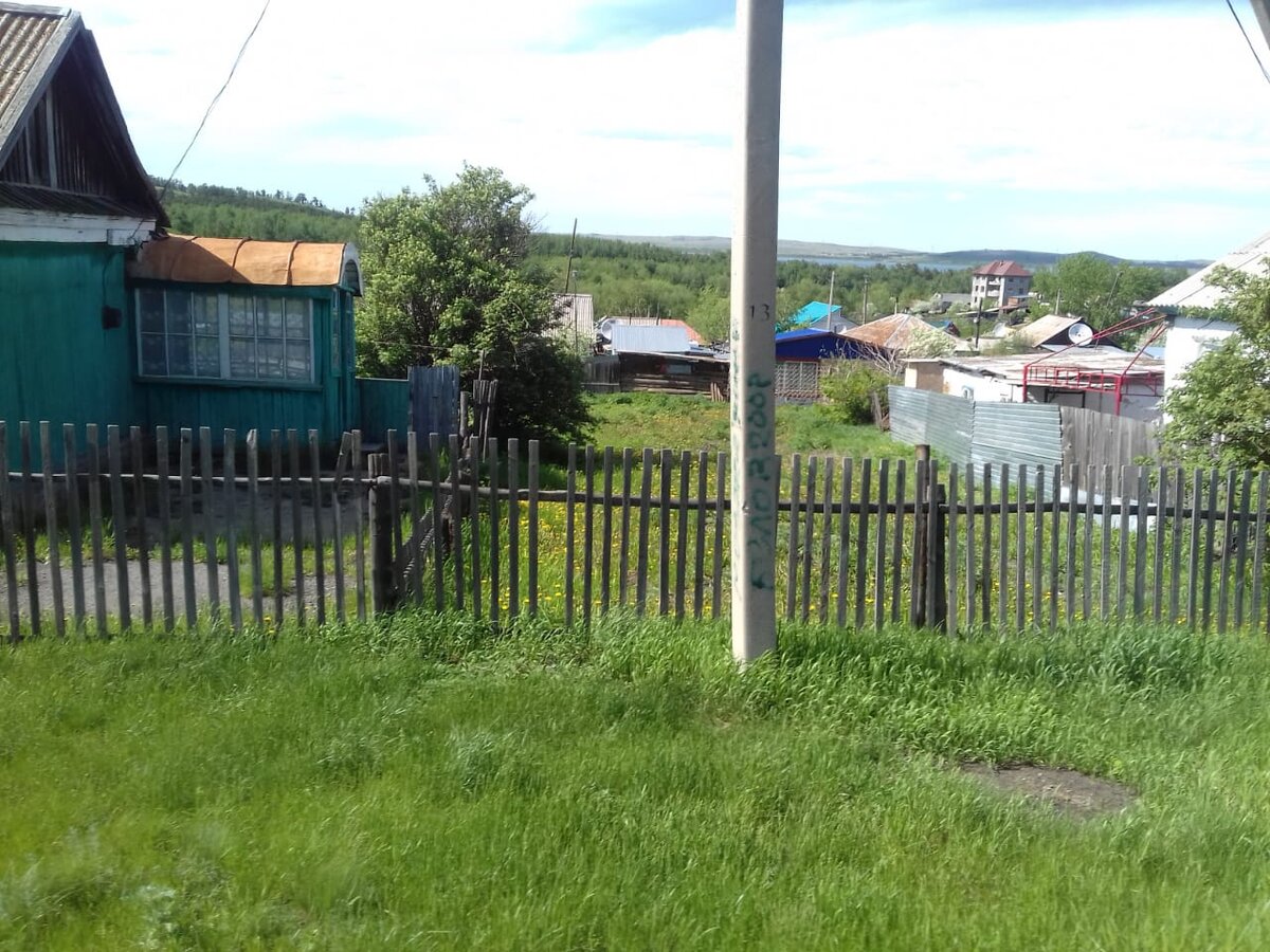 Одна из улиц поселка. ул Казахстанская. Вдали  озеро Чебачье