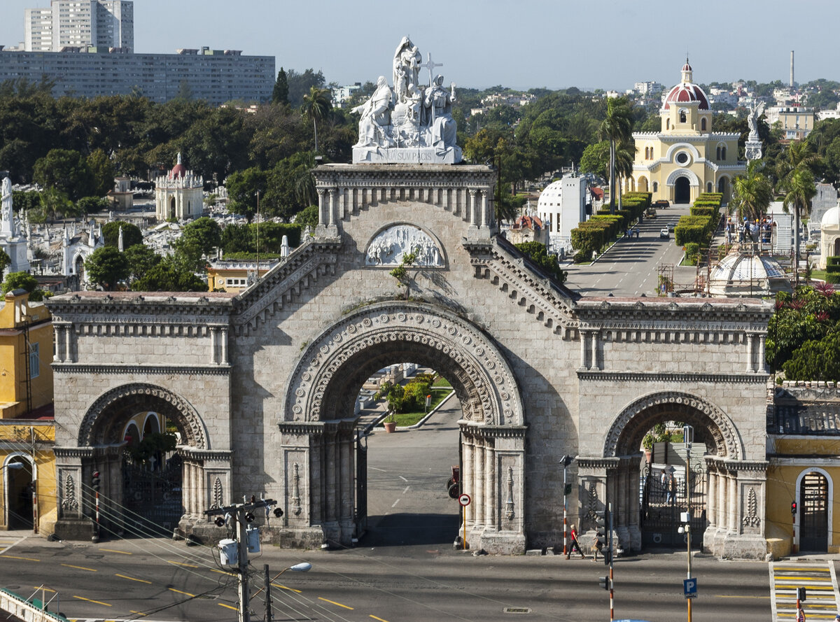 Вход на кладбище в византийско-романском стиле