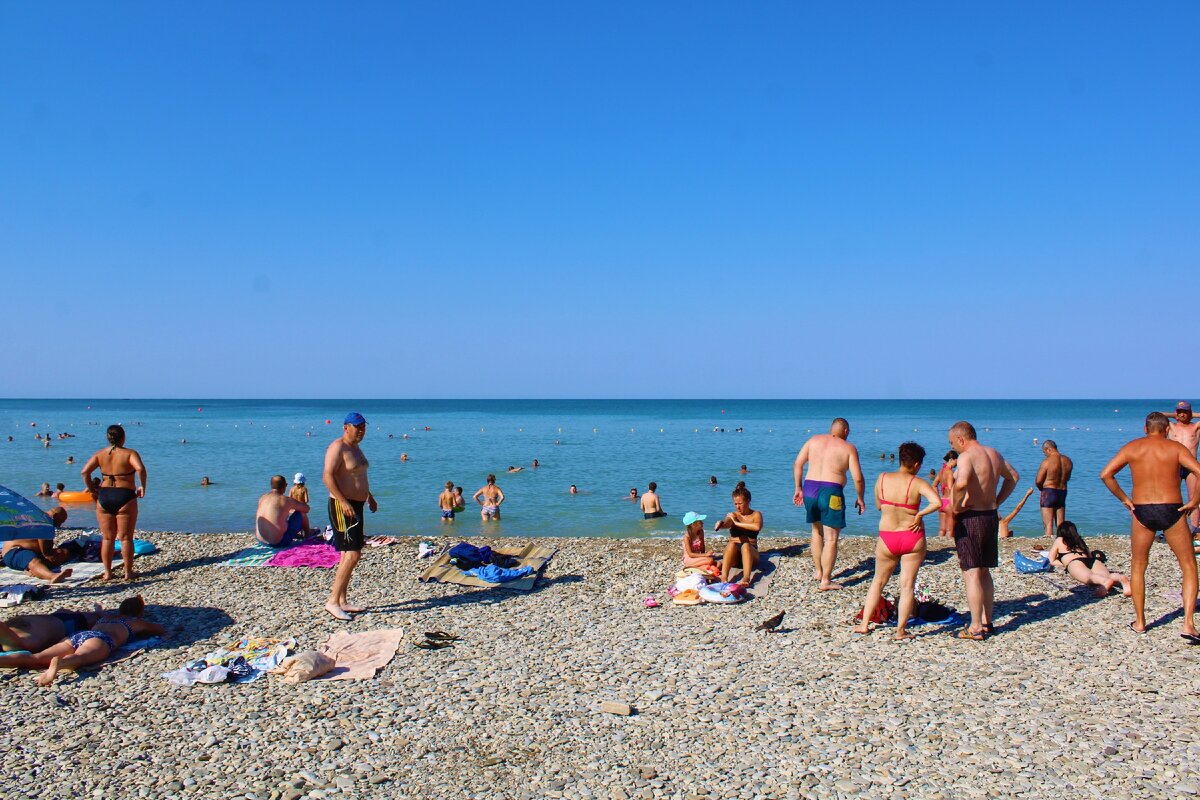 Пляж Дивноморского, что рядом с Геленджиком, показываю, что сейчас здесь происходит – июль 2020