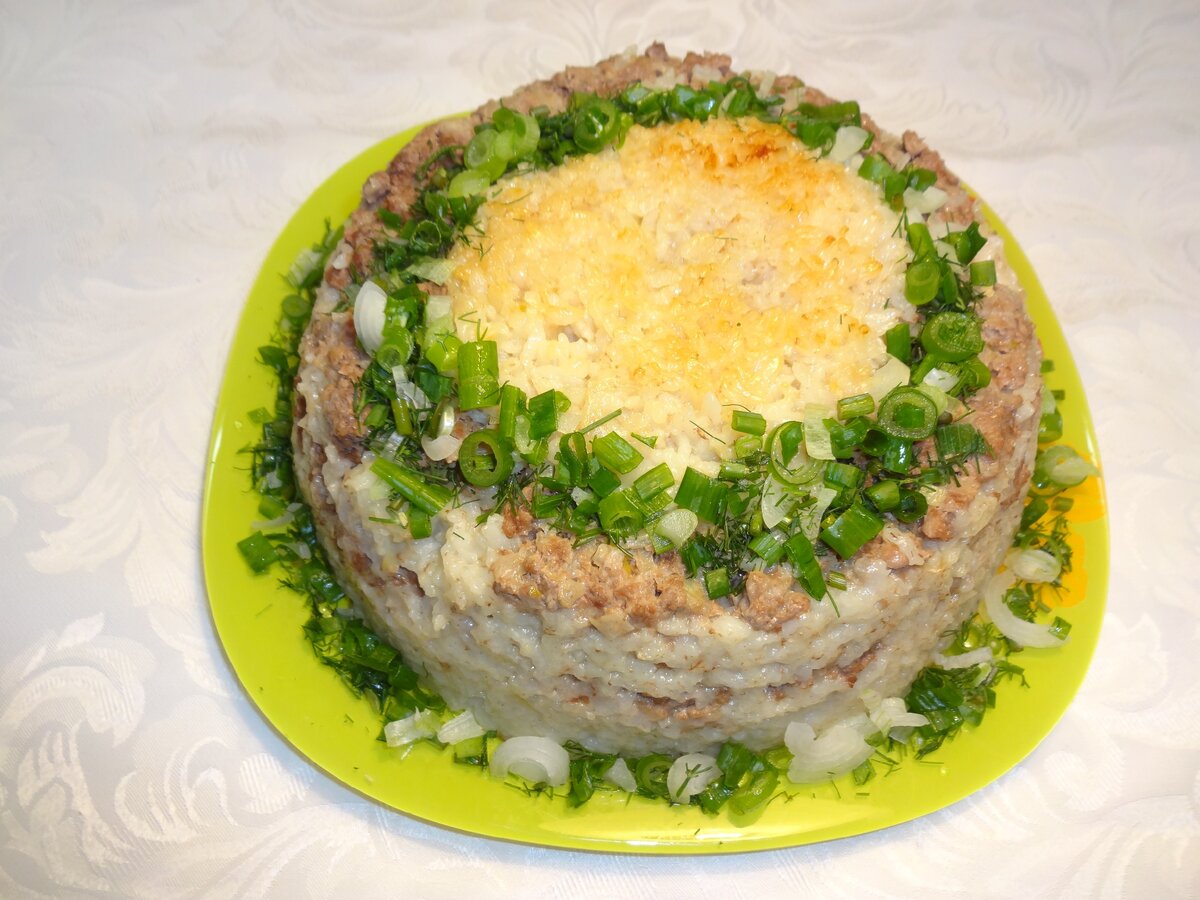 Запеканка из риса с фаршем в духовке - блюдо вкусное, сытное и полезное. Этот рецепт запеканки прост в приготовлении, подходит как для повседневного, так и для праздничного стола.