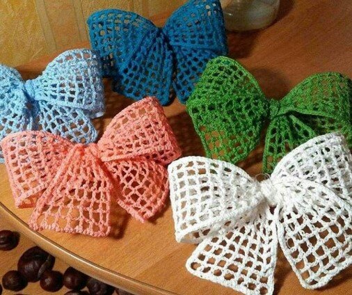 Милейшие бантики из сеточки крючком! Щелкните стрелочку вправо - там бантик спицами