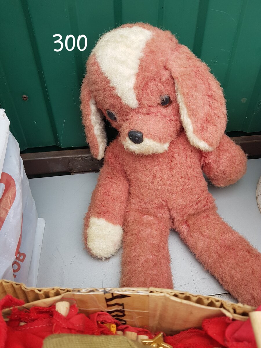 Печальная плюшевая собака