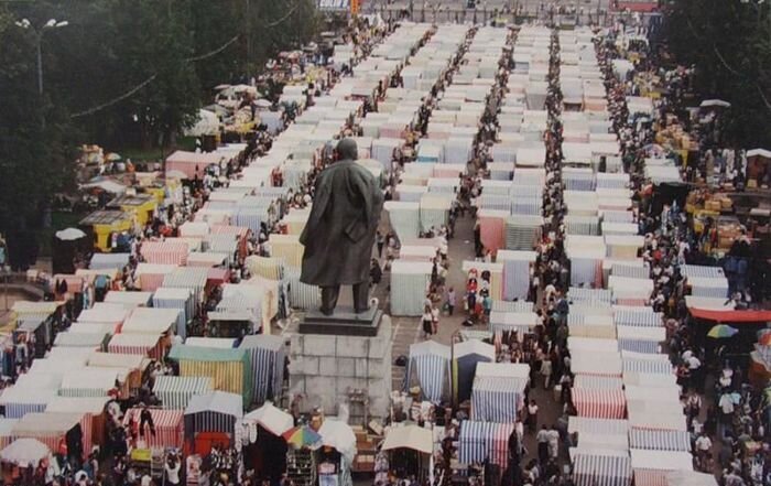  Где покупатели просто обезумели от своей спешки покупки жилья. Фото: https://moscowchronology.ru/culture_1990s.html