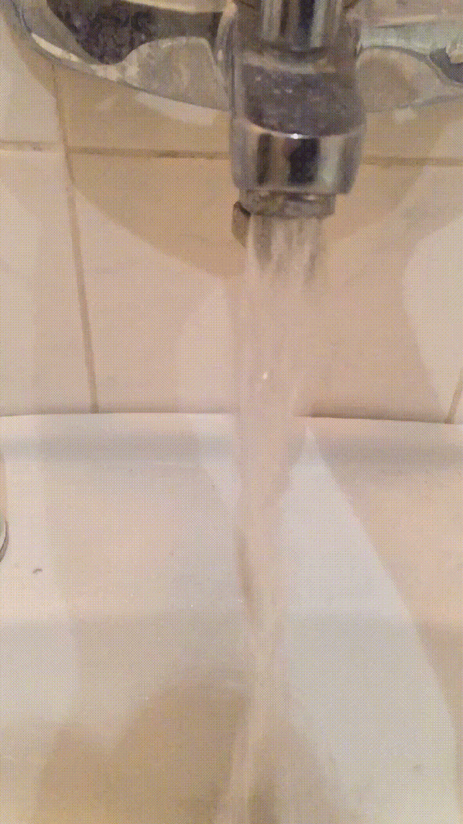 вода во все стороны и мытье рук превращается в квест "поймай воды"