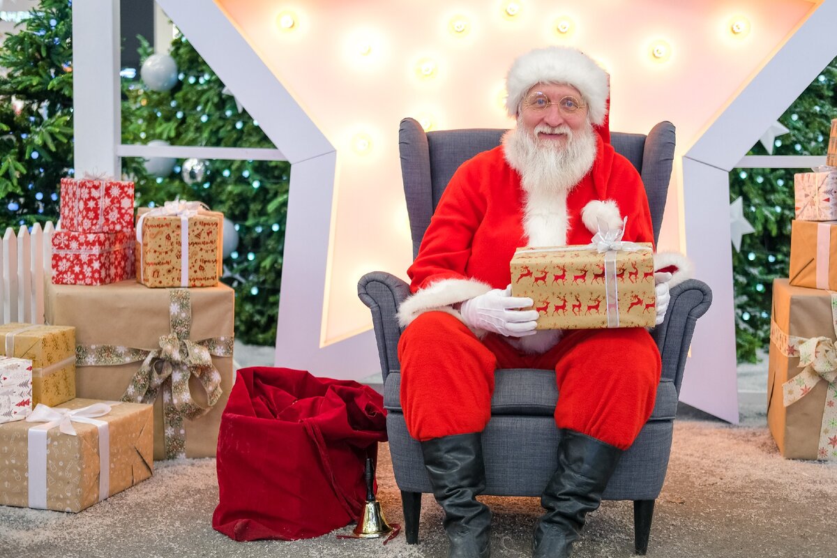 Он приходит к нам на Новый Год и радует подарками.