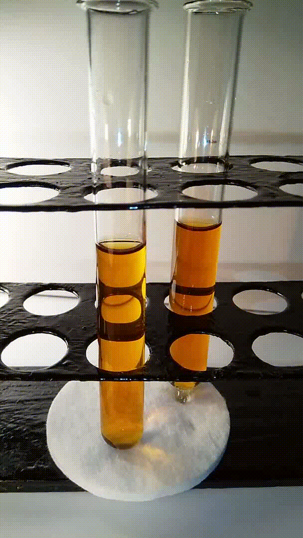 Чай светлеет в кислой среде (слева) и темнеет в щелочной (справа)