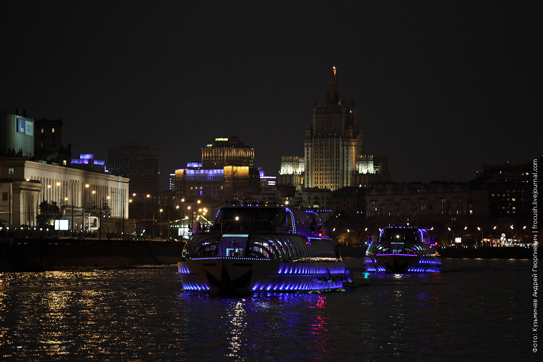 Рэдиссон теплоход Москва. Теплоход Москва река Рэдиссон. Ночная Москва с Рэдиссон теплоходом. Яхта Рэдиссон Москва.