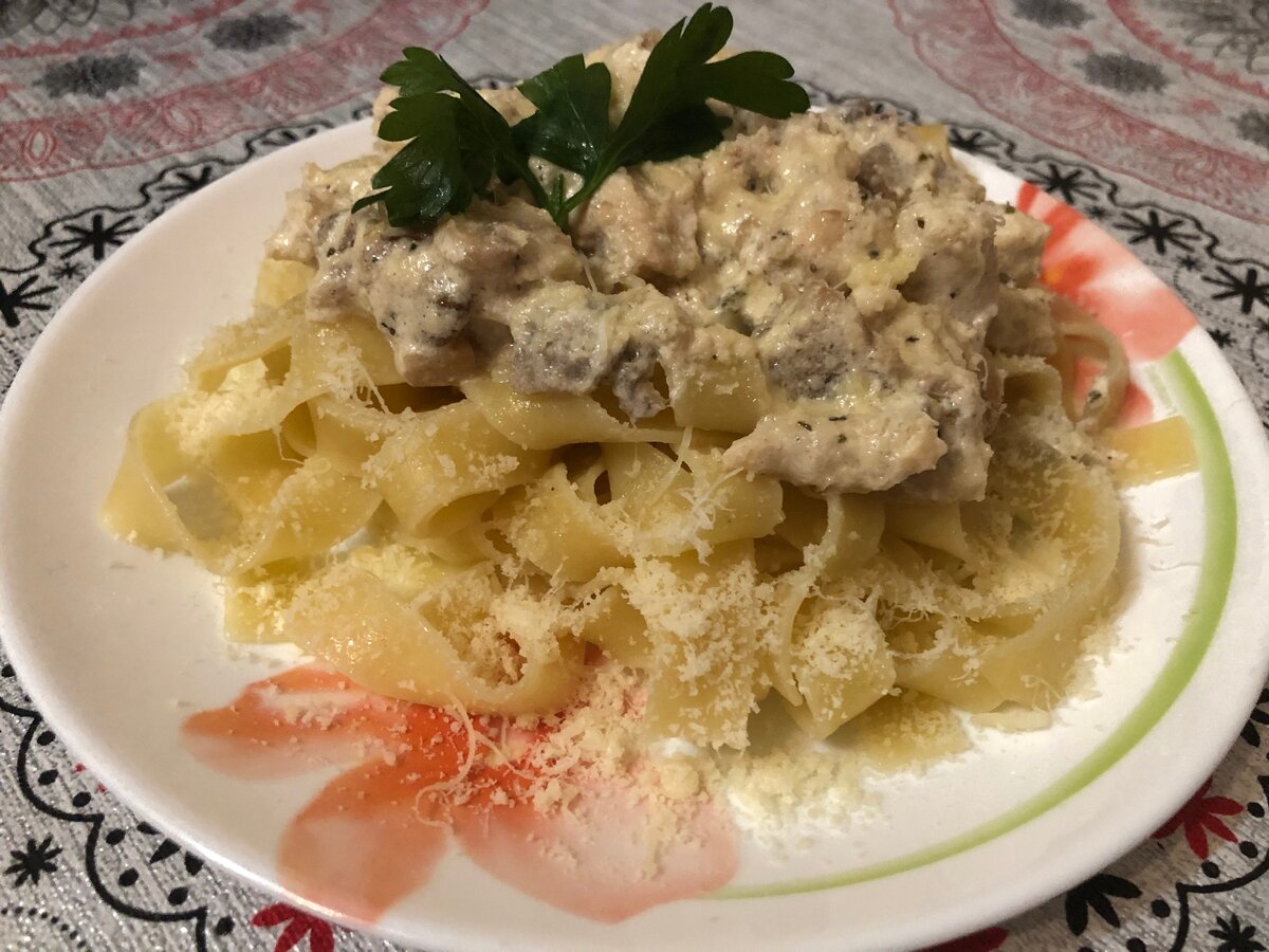 Паста с курицей и грибами в сливочном соусе с сыром пошаговый рецепт с фото