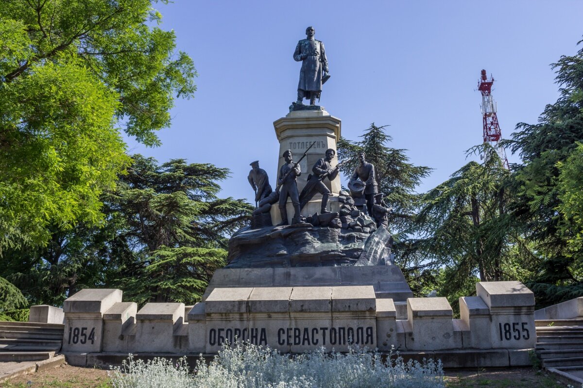 Памятники севастополя фото. Памятник Тотлебену в Севастополе. Памятник э.и. Тотлебену исторический бульвар Севастополь. Севастополь исторический бульвар Тотлебен. Памятник генералу э.и. Тотлебену..