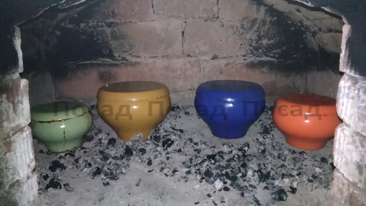 Помимо шурпы в печи стоит ещё много вкуснятины.