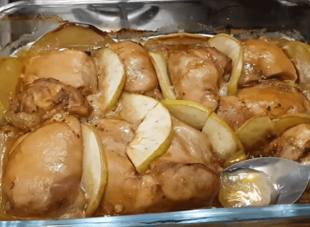 Курица в духовке с яблоками вкусный рецепт с фото пошагово и видео - lilyhammer.ru