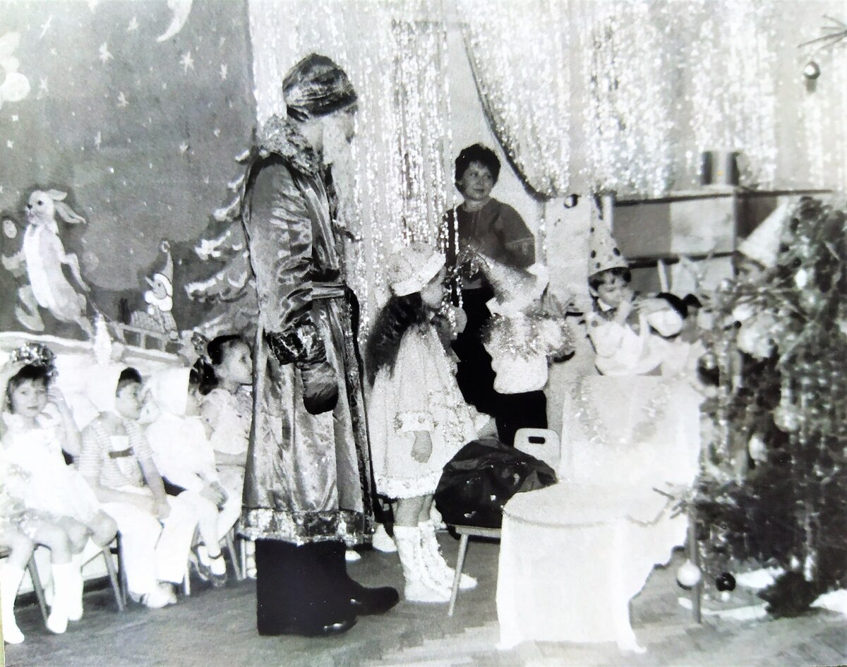 70-е годы. Иногда роль Снегурочки исполняли старшие дети