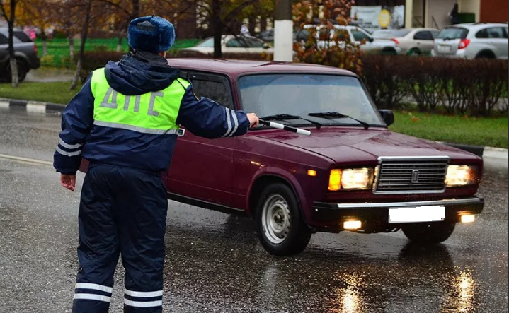 Могут ли сотрудники ДПС остановить вас в любом месте, вне поста ДПС, для проверки документов, юрист поставил точку в споре