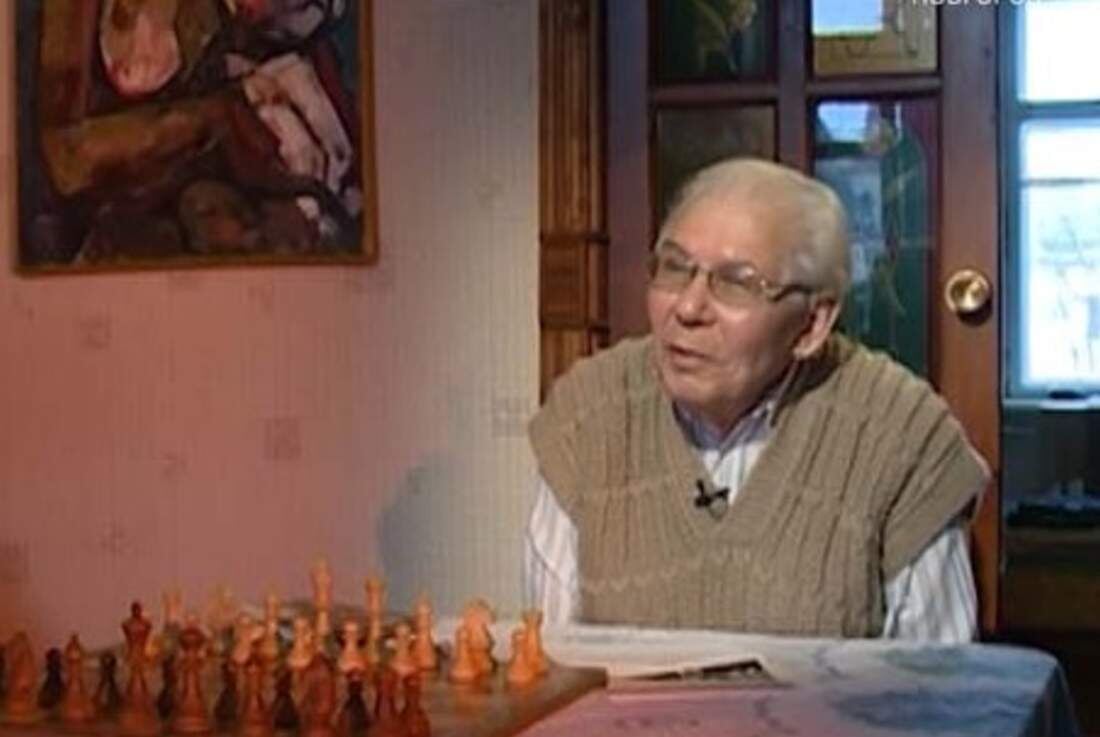  Владимир Григорьев за любимой игрой - шахматами. Фото ГТРК "Славия".