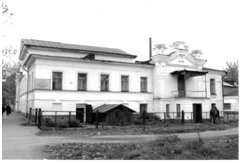 История дома № 30 по улице Советской, в котором расположен Тарский медицинский колледж, начинается более 2-х веков назад. В 1774-1776 годах на улице Никольской первым в Таре почетным гражданином, купцом 1-ой гильдии Иваном Федоровичем Нерпиным было сооружено первое частное каменное строение на территории современной Омской области – белоснежный дом-красавец, известный в Таре как знаменитый Нерпинский дом.