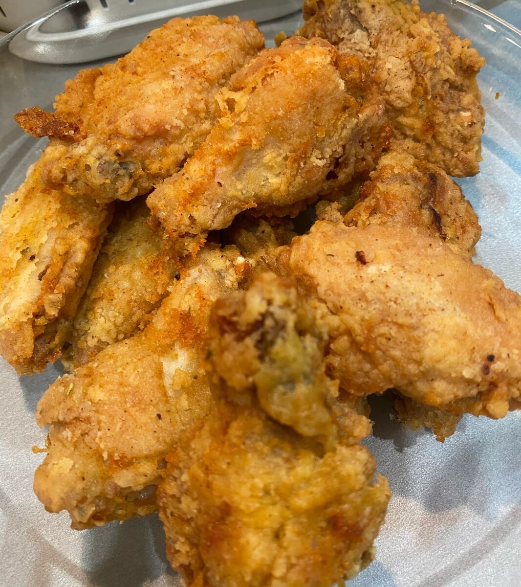 Как готовить крылышки kfc. Крылышки КФС. Куриные крылышки КФС. Куриные крылышки KFC. Куриные Крылья КФС.