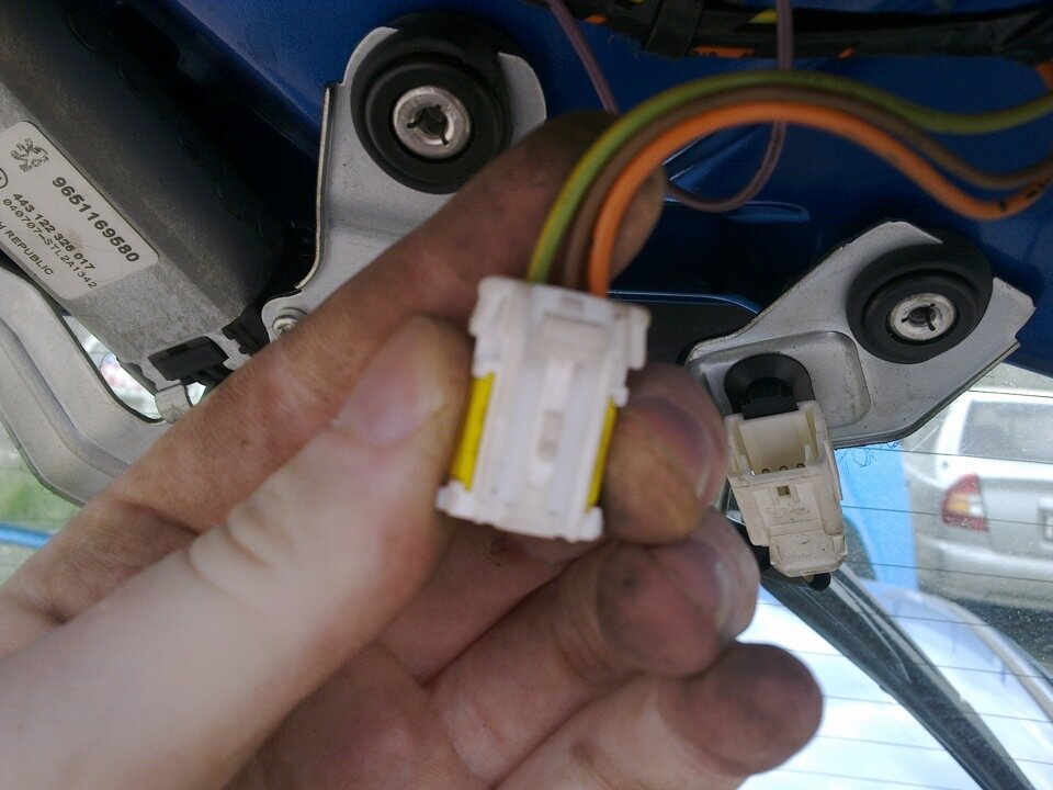 Питание приходит на зелёный и коричневый