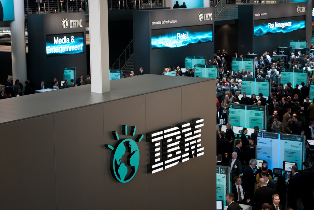 Самым важным нюансом работы IBM является его активная научная деятельность и разработка самых передовых технологий. Например, именно IBM располагает одним из мощнейших квантовых компьютеров, и заявляет о намерении к 2023 г. сделать прорыв в этом направлении. Да и в целом специфика «Голубого Гиганта» направлена на работу «на будущее»"