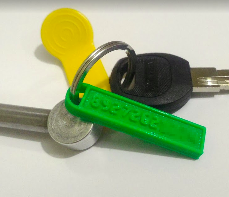 Бирка с номерами телефона владельца на связке ключей.