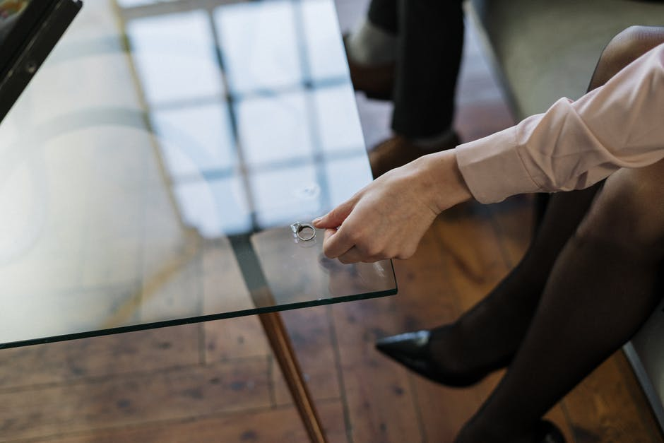 Фото https://www.pexels.com/photo/person-in-white-long-sleeve-shirt-holding-black-pen-4098231/