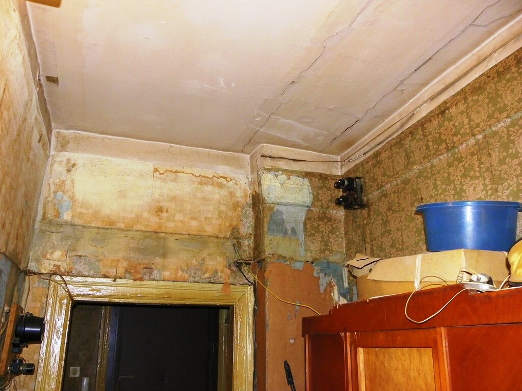 Вид части прихожей в коммунальной квартире, где недавно произошла смена собственника. Комнату купила молодая семья с детьми. Начаты переговоры с другим собственником о совместных расходах на ремонт.