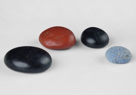 Вот так выглядели камешки для игры, если римлянин играл в нее часто и носил камешки с собой. Но можно было обойтись и камешками из-под ног