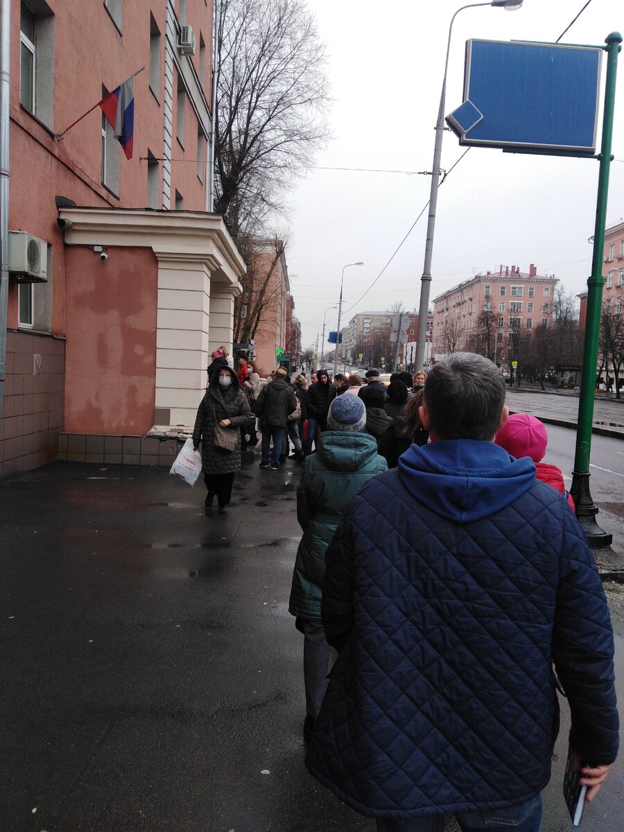 Очередь перед входов в суд