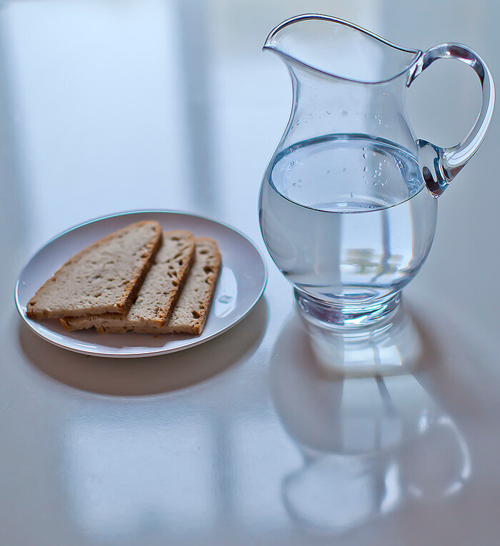 Хлеба кусок воды. Хлеб и вода. Стакан воды с хлебом. Стакан воды на завтрак. Еда с водой хлеб.