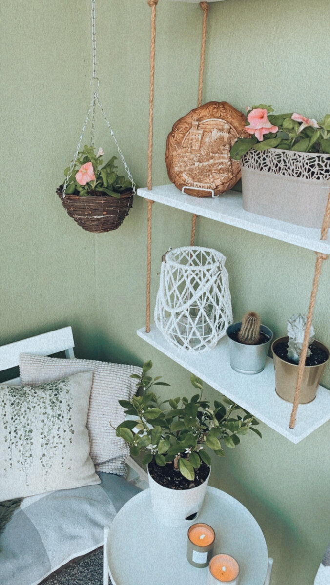 Корзинка для цветов из FixPrice. В этом магазине всегда отличный выбор различных кашпо в это время года. Хочу купить ещё две подобные корзинки, чтобы повесить на окна.