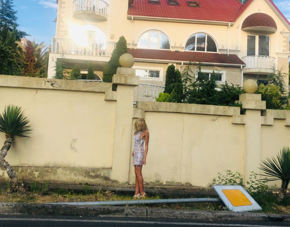 все к ее ногам