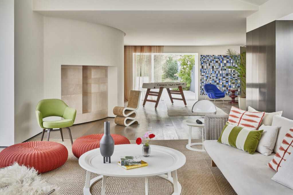 В одной из гостиных работа Futuros Perdidos (azul) художника Педро Асенсио. Кресло Womb по дизайну Ээро Сааринена, Knoll; стул Wiggle Side Chair по дизайну Фрэнка Гери, Vitra; пуфы Shell, Paola Lenti.