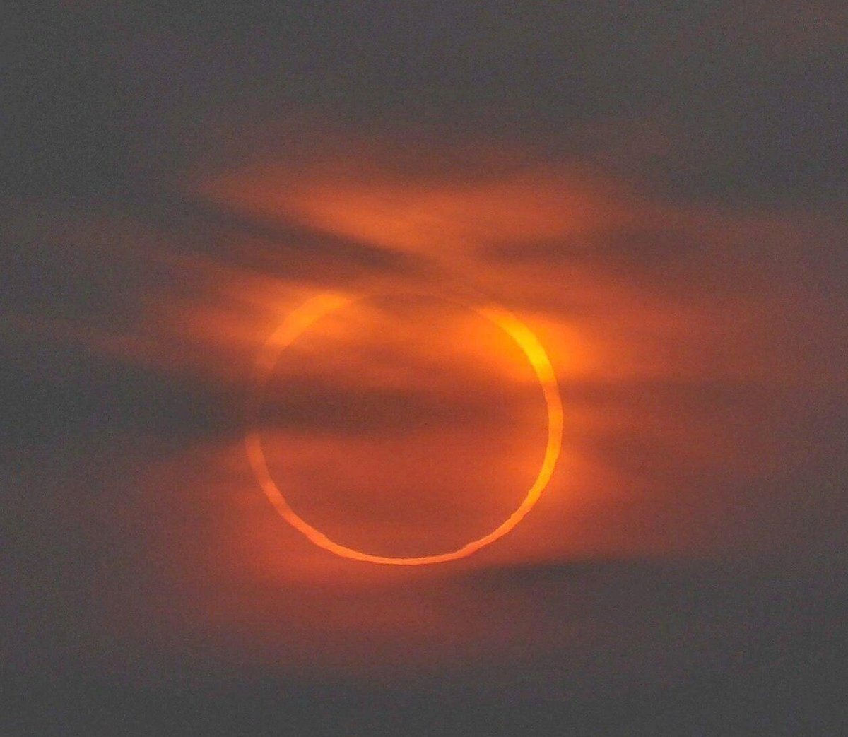 Кольцевое солнечное затмение фото