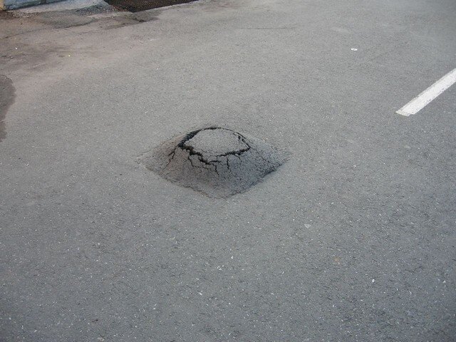 Лишний слог в ровном стихотворении, как кочка на дороге. Фото из открытых источников