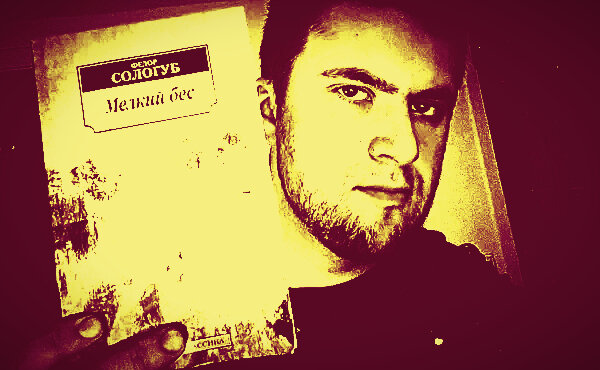 В книге представлен целый букет психических отклонений: мания преследования, обсессия, садомазохизм, шизофрения, некрофилия, галлюцинации, убийство. И всё это в главном герое - школьном учителе Передонове. Тяжела ноша педагога