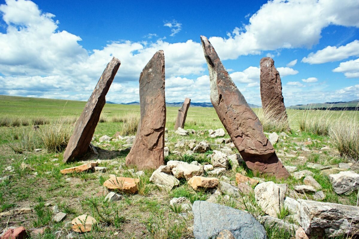 Хакасия - прекрасный, но очень бедный регион РФ. Источник фото: https://centr-kadisheva.ru/fotovystavku-nasledie-hakasii-posvjatili-25-letnemu-jubileju-prinjatija-konstitucii-v-respublike/