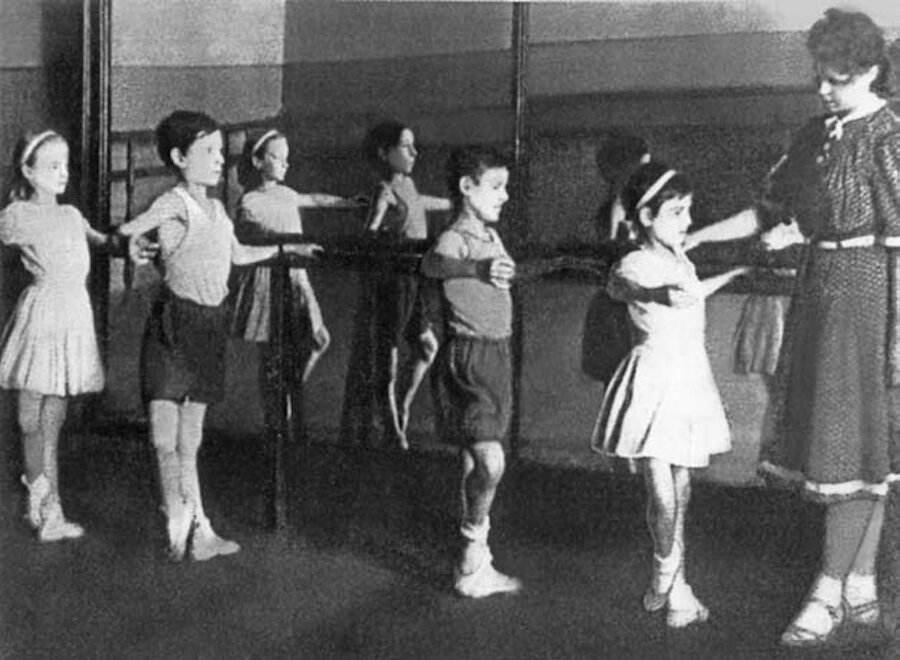 Сахновская балерина. Балерины блокадного ленинграда. Цирковые артисты в годы войны. Блокадный ленинград афиша. Хореографическое училище в блокадном в ленинграде.