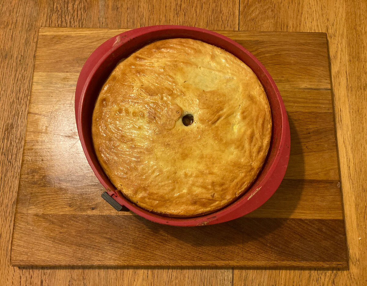 Волосатый пирожок. Russian pirog on Table. Пирог стоит на столе далеко.