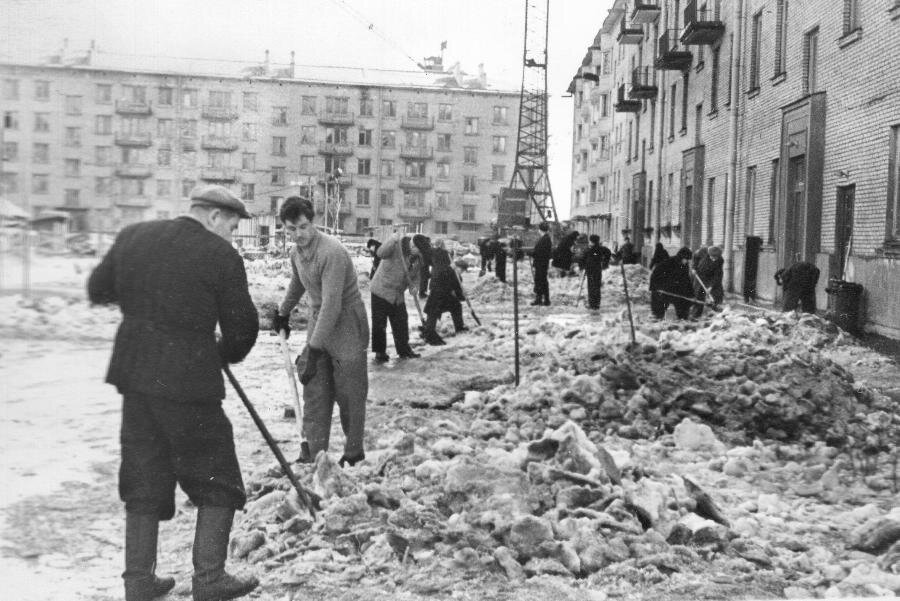 Жители дома трудились вместе, оттого и соседи хорошо знали друг друга, а при необходимости и обращались за помощью. Такое ощущение добрососедства сегодня уже редкость. Фото из архива автора.