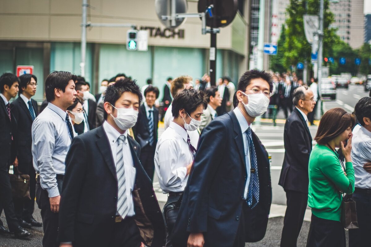 Людские массы на улице японского города. Наше время.