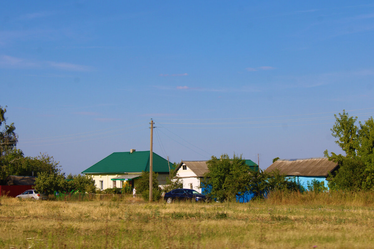 Впервые увидела на улице старые дома с соломенной крышей. Село  Николо-Варваринка Воронежской области | Под зонтиком | Дзен