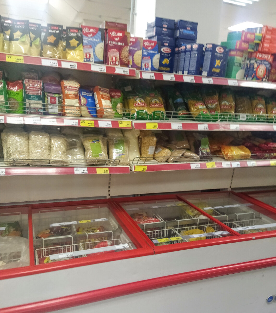 В магазинах есть все продукты, абсолютно все...