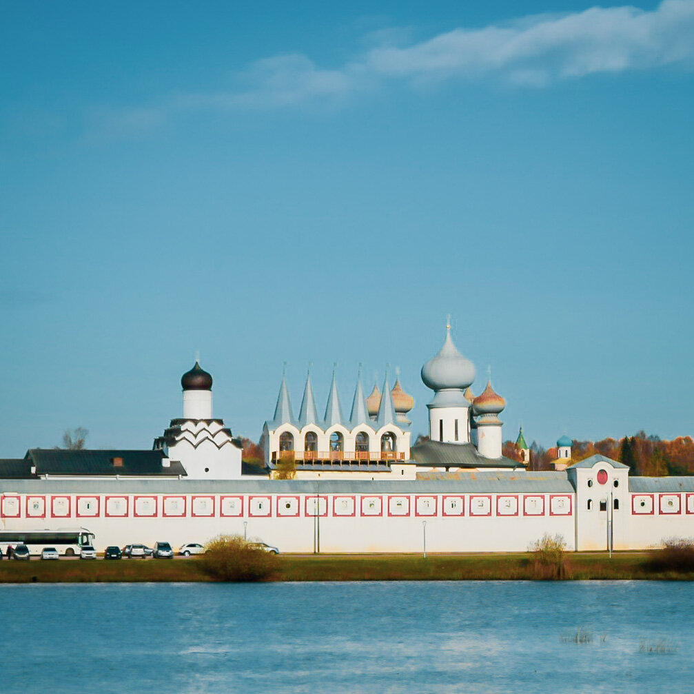 Тихвинский монастырь с красивой колокольней