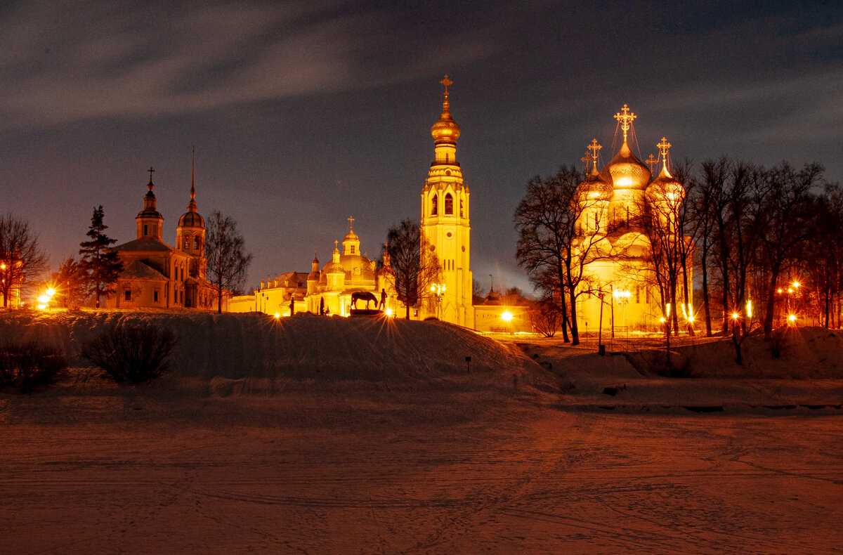 Листайте галерею, дальше тот же вид днём и ранней весной
