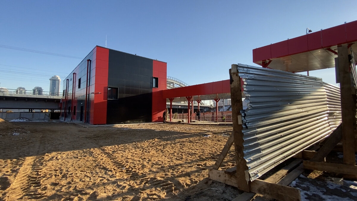 Красный вестибюль железнодорожной станции в цвет наземного павильона станции метро Минская. Очень крутое решение.