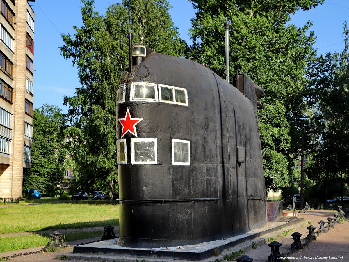 ПЛ Б-107 была заложена 18 апреля 1964г на заводе "Судомех" в Ленинграде, в 1964г спущена на воду, 28 апреля 1965г вступила в строй. Переведена на Север, где и несла службу. Неоднократно бывала в Средиземном море. В 1985г переведена на Балтику, в 1995г исключена из боевого состава флота, в 1998г разделана.