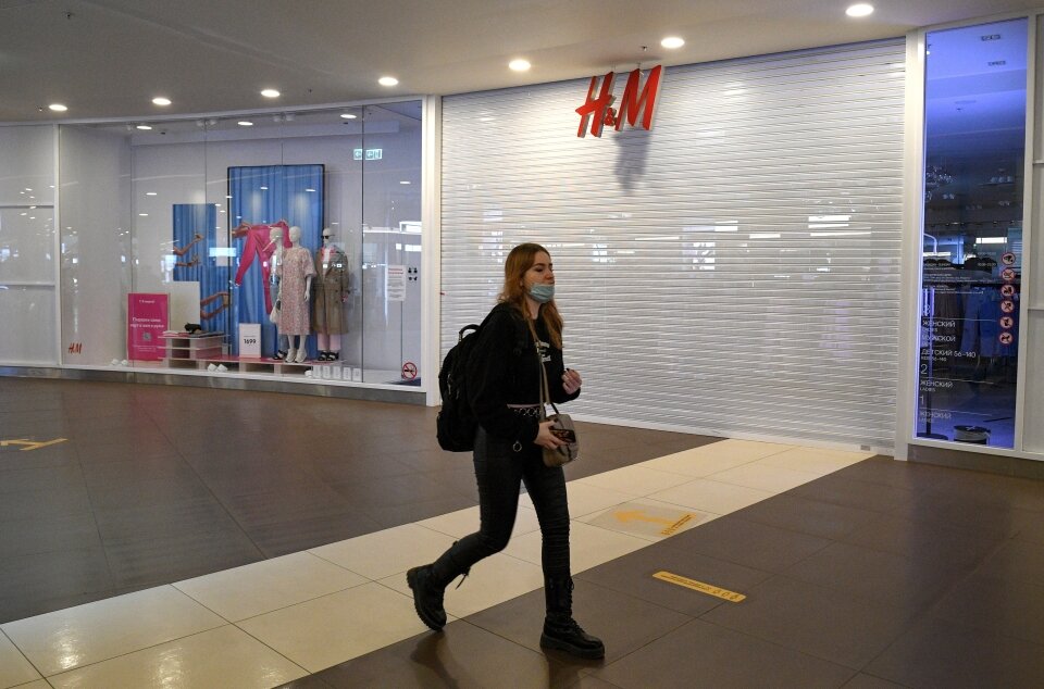 Закрытый магазин H&M в торговом центре Санкт-Петербурга. Фото: Александр Гальперин / РИА Новости