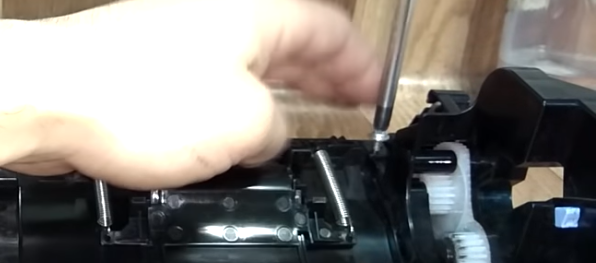 Закручиваем винты на блоке проявки